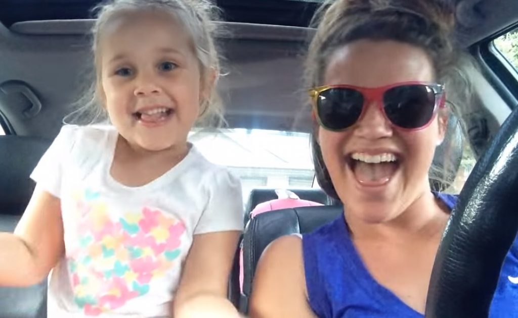 Mom ,Starts Singing ,To The Camera,Camera,Sing,Start,Mom,video,adorable,daughter