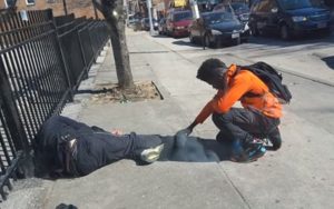 Homeless, Police, Praying, acts of kindness, Kindness, Story, Trending,