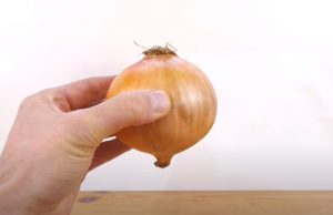 How to cut an Onion like a pro, onion cutting, how to cut onions, slicing onions, dicing onions, peeling onions, onion chopping, onion grating, kitchen techniques, cooking tips, onion cuts, Hacks, life hacks, tricks, idea, cooking, kitchen, how to cut, creative,