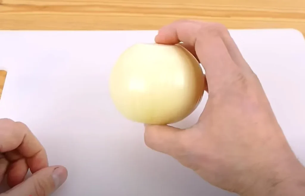 How to cut an Onion like a pro, onion cutting, how to cut onions, slicing onions, dicing onions, peeling onions, onion chopping, onion grating, kitchen techniques, cooking tips, onion cuts, Hacks, life hacks, tricks, idea, cooking, kitchen, how to cut, creative,