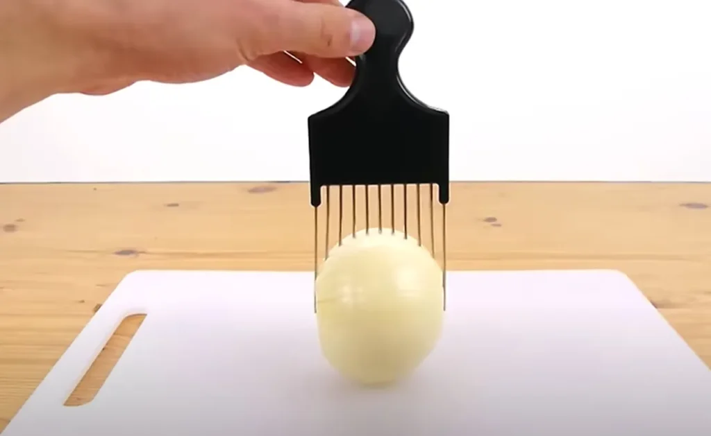 How to cut an Onion like a pro, onion cutting, how to cut onions, slicing onions, dicing onions, peeling onions, onion chopping, onion grating, kitchen techniques, cooking tips, onion cuts, Hacks, life hacks, tricks, idea, cooking, kitchen, how to cut, creative,