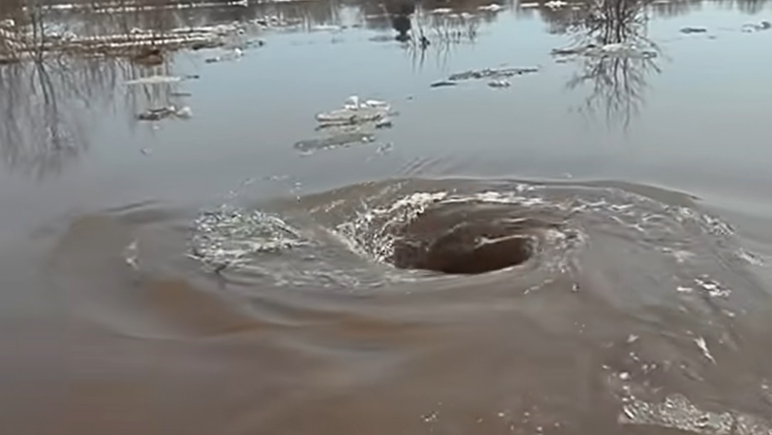 whirlpool, vortex, nature, ocean, river, bathtub, currents, vortex direction, Coriolis effect, force of nature, maelstrom, Charybdis, Moskstraumen, vortex size, water, power, danger.
