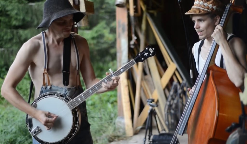 Thunderstruck cover, Steve'n'Seagulls, fusion of genres, bluegrass, rock, viral sensation, captivating stage presence,