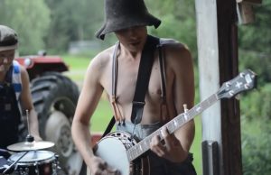 Thunderstruck cover, Steve'n'Seagulls, fusion of genres, bluegrass, rock, viral sensation, captivating stage presence,