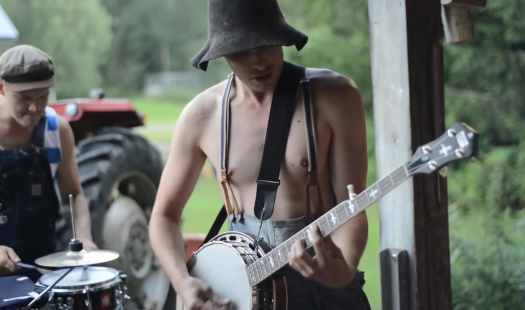 Thunderstruck cover, Steve'n'Seagulls, fusion of genres, bluegrass, rock, viral sensation, captivating stage presence,