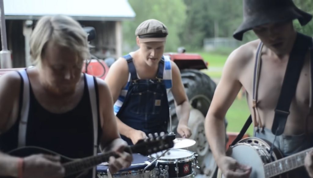 Thunderstruck cover, Steve'n'Seagulls, fusion of genres, bluegrass, rock, viral sensation, captivating stage presence,