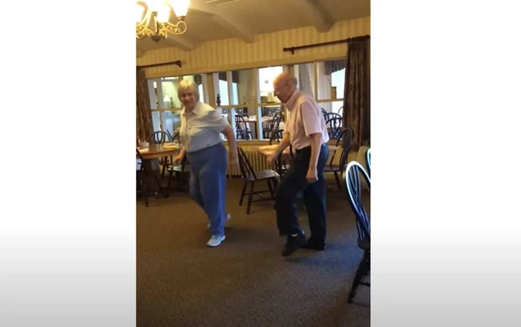 Elderly Couple Dances, Dance like no one’s watching story, Inspiring senior couple dancing, Spontaneous dance in a restaurant, Grandparents dancing viral video, Age is just a number dancing video, Viral senior couple dance performance, Feel-good viral dance video, Spontaneous fun elderly couple, Inspirational moments senior couple