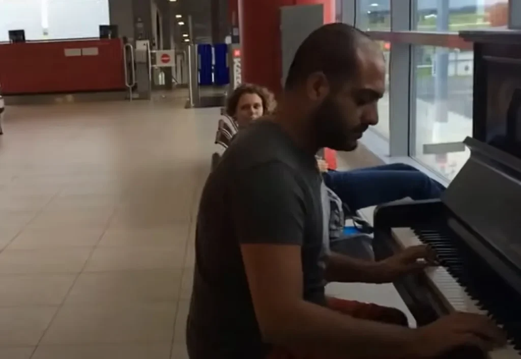 Maan Hamadeh, The Pianist, Airport piano performance, Für Elise in different styles, Viral piano video, Blending genres, Classical music with a twist, Spontaneous airport concert, Piano improvisation, Musical creativity