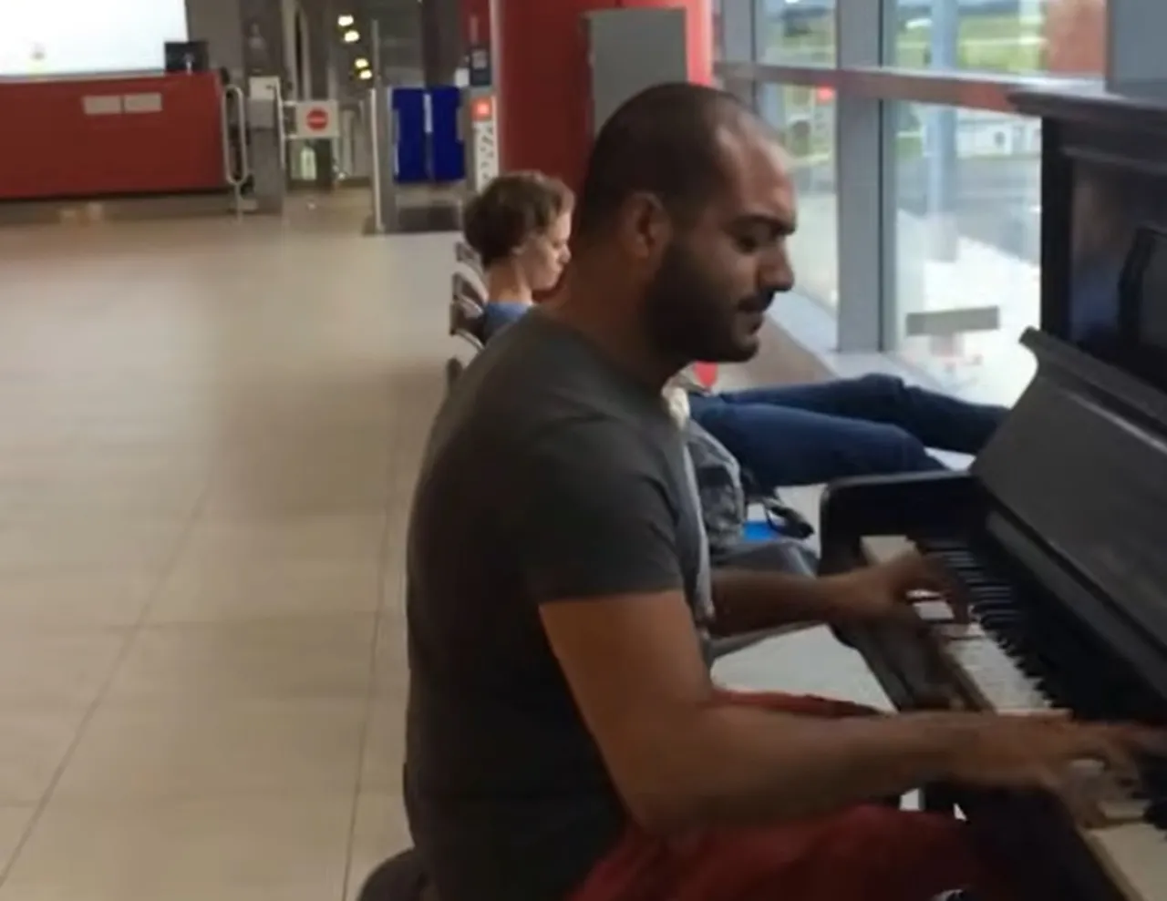 Maan Hamadeh, The Pianist, Airport piano performance, Für Elise in different styles, Viral piano video, Blending genres, Classical music with a twist, Spontaneous airport concert, Piano improvisation, Musical creativity