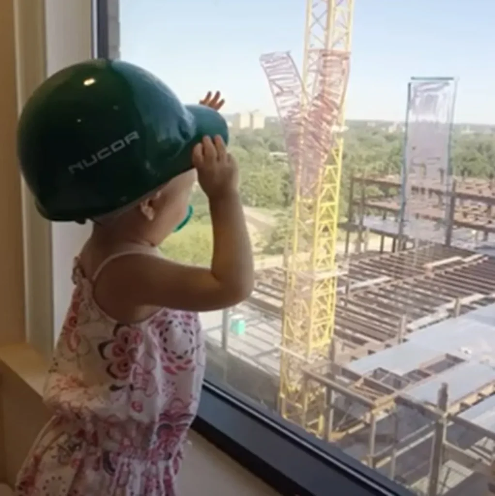 Construction workers, get well message, St. Louis Children's Hospital, Vivian Keith, toddler with cancer, heartfelt gesture, uplifting story, simple act of kindness, cancer battle, building hope, inspiring story, hospital window, worker’s note, small gesture big impact, cancer support