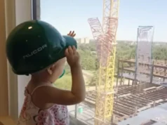 Construction workers, get well message, St. Louis Children's Hospital, Vivian Keith, toddler with cancer, heartfelt gesture, uplifting story, simple act of kindness, cancer battle, building hope, inspiring story, hospital window, worker’s note, small gesture big impact, cancer support