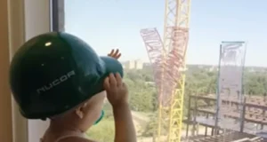 Construction workers, get well message, St. Louis Children's Hospital, Vivian Keith, toddler with cancer, heartfelt gesture, uplifting story, simple act of kindness, cancer battle, building hope, inspiring story, hospital window, worker’s note, small gesture big impact, cancer support