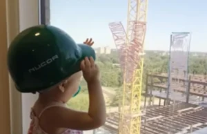 Construction workers, get well message, St. Louis Children's Hospital, Vivian Keith, toddler with cancer, heartfelt gesture, uplifting story, simple act of kindness, cancer battle, building hope, inspiring story, hospital window, worker’s note, small gesture big impact, cancer support