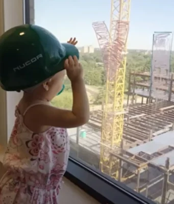Construction workers, get well message, St. Louis Children's Hospital, Vivian Keith, toddler with cancer, heartfelt gesture, uplifting story, simple act of kindness, cancer battle, building hope, inspiring story, hospital window, worker’s note, small gesture big impact, cancer support