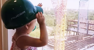 Construction workers, get well message, St. Louis Children's Hospital, Vivian Keith, toddler with cancer, heartfelt gesture, uplifting story, simple act of kindness, cancer battle, building hope, inspiring story, hospital window, worker’s note, small gesture big impact, cancer support