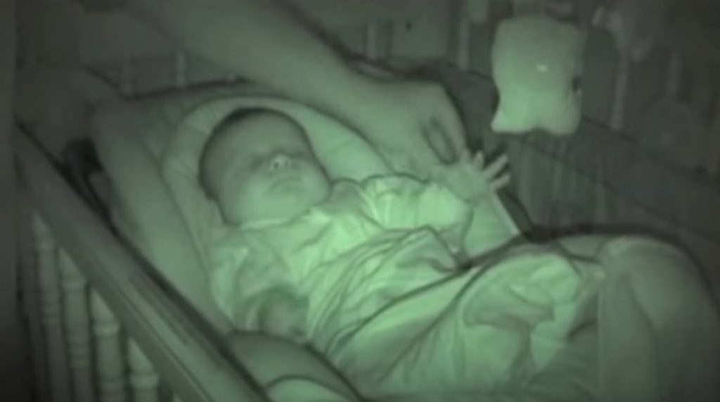 baby, sleep, arm, bébé, dors, dormir, criança, não, consigo, bonito, toddler, bebé, el, sueño, brazo, en, aire, noche, oscuri,viral video,babies videos,videos for babies,most viewed,most shared