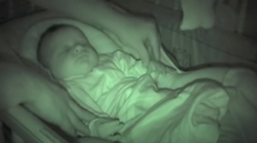 baby, sleep, arm, bébé, dors, dormir, criança, não, consigo, bonito, toddler, bebé, el, sueño, brazo, en, aire, noche, oscuri,viral video,babies videos,videos for babies,most viewed,most shared