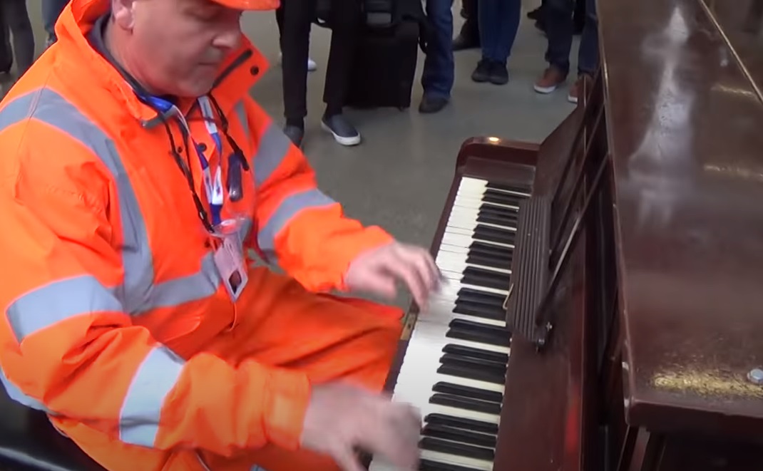boogie woogie, st pancras station, play me piano, street piano, play me i'm yours, st pancras, jools holland, blues, piano blues, rockabilly, rock and roll,