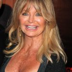 Goldie Hawn shows up without makeup in Public