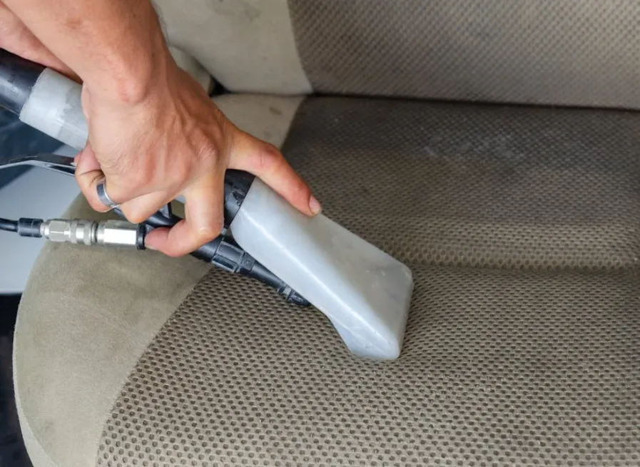 7 Simple Steps to Keep Your Car Clean: Checklist! vaccum the car