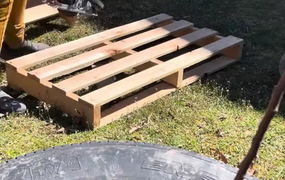 DIY Mini Raised Bed from a Single Pallet: A Gardener's Guide DIY, raised bed, pallet project, gardening, free, backyard, organic, repurpose, recycle, garden