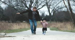 Positive Parenting Checklist, Dad and daughter enjoying a walk