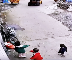 Watch What Happens When a Tiny Girl Becomes Her Siblings’ Protector—So Heartwarming!