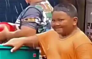 He Refused to Fight Back in a Water War—The Result Will Melt Your Heart ❤️