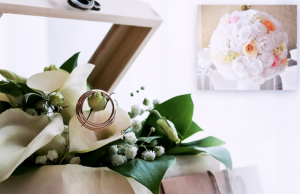 Pin featuring budget-friendly DIY wedding decor ideas that look elegant and expensive, including centerpieces, greenery, floral hoops, candlelight, and affordable wedding styling inspiration.