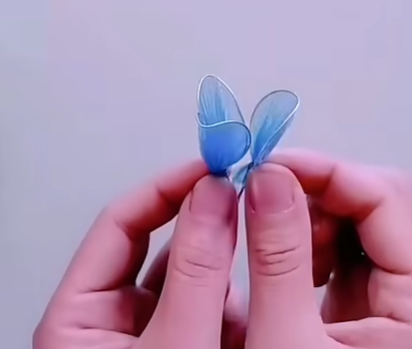 plastic bag crafts, DIY recycled flowers, easy crafts, shopping bag art, how to make plastic flowers